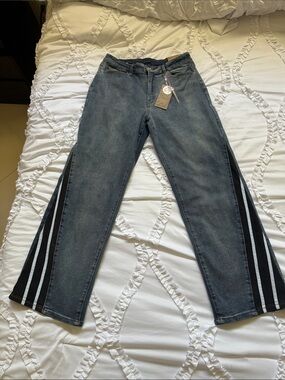 Wide-Leg Blue Wash Jeans with Side Stripe Detail